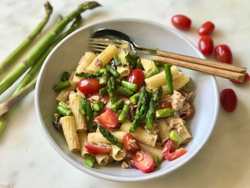 Ensalada de pasta con atún y espárragos