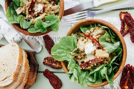 Ensalada de quinoa con pescado blanco de 196.7 Kcal