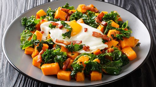 Ensalada tibia otoñal con espinacas, camote y huevo