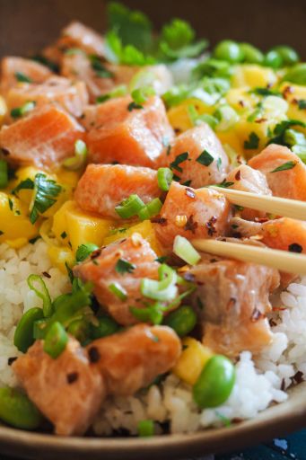Poke tropical de salmón y mango