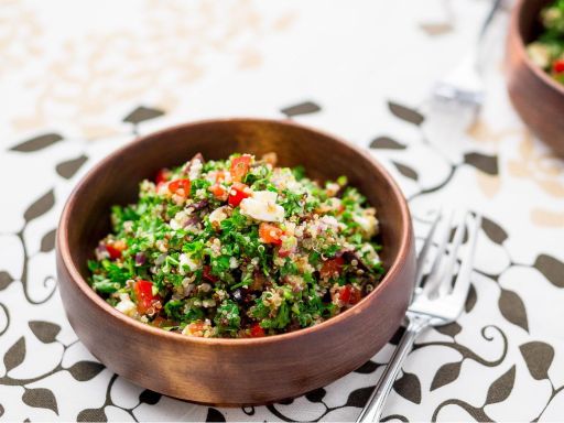 Ensalada mediterránea de quinoa, lenteja y atún de 369.2 Kcal