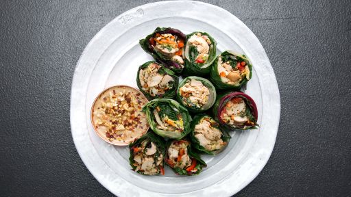 Wrap tibio de acelgas con queso y nuez