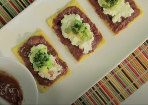 Tostaditas salmas frijoles, queso y aguacate