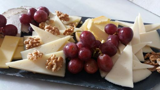 Mix de queso con uvas y nuez