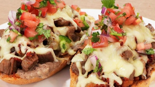 Molletes con bistec de ternera