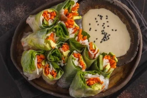 Rollitos de lechuga de pimiento y pepino de 56 Kcal