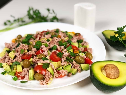 Ensalada con atún y arroz con aceitunas