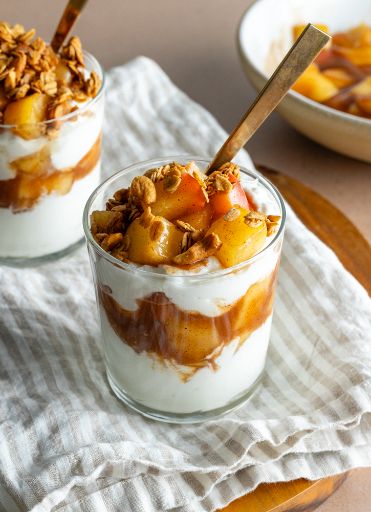 Parfait de manzana caramelizada con granola