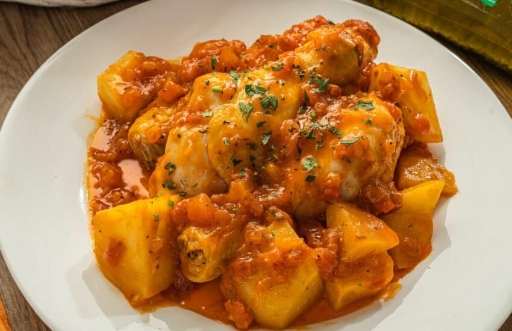 Pollo con papas en salsa roja y arroz integral