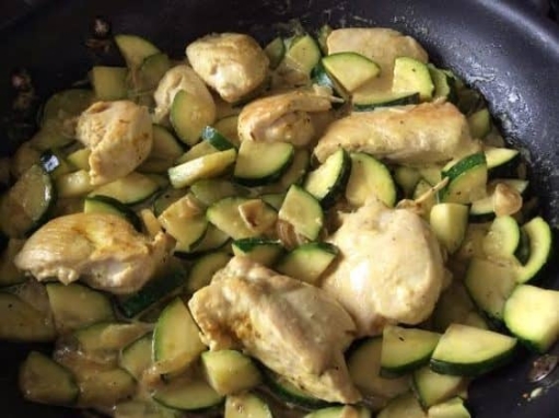 Pechuga de pollo con calabacita cremosa y arroz