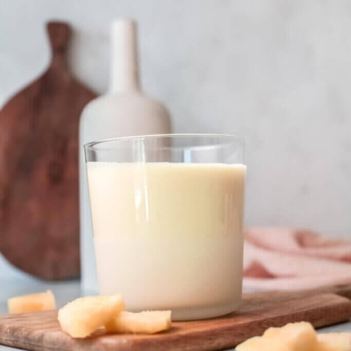 Leche tibia con pera cocida de 133 Kcal