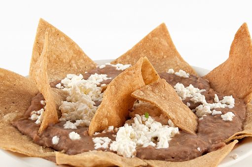 Totopos con frijoles y queso