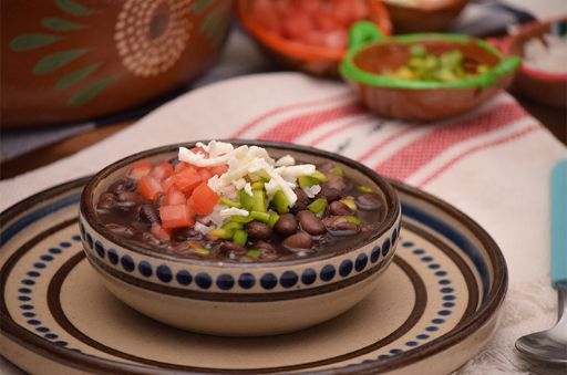 Frijoles de la olla con queso y salsa