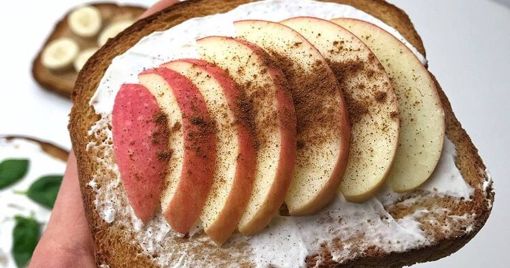 Pan con queso crema y manzana de 165 Kcal