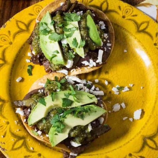 Tostadas de frijoles con queso y aguacate