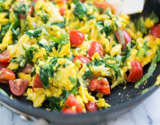 Huevo revuelto con verduras de 174 Kcal