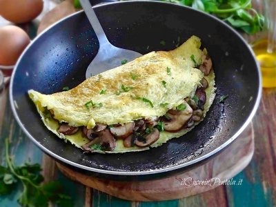 Omelette con aguacate y champiñones