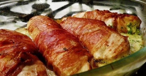 Pechuga de pollo rellena de queso crema y puré de papa