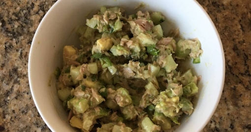 Atún con pepino y aguacate de 109 Kcal