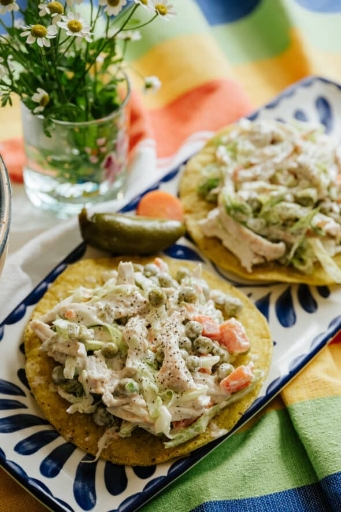 Tostadas con ensalada de pollo
