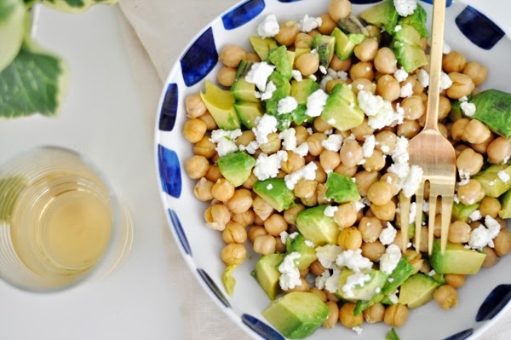 Ensalada de aguacate, garbanzo y requesón de 265 Kcal
