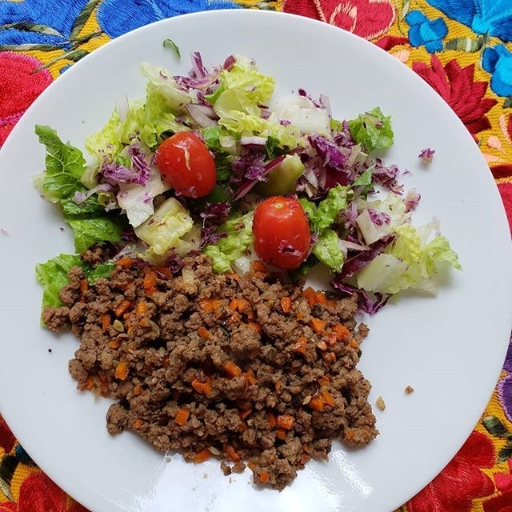 Carne molida acompañada de ensalada y tostadas