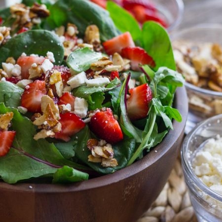 Ensalada de espinaca con fresa y vinagreta balsámica