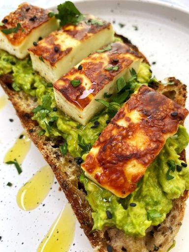 Toast integral con guacamole, panela asada y pera
