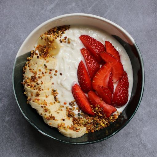 Bowl proteico de queso cottage con yogurt amaranto y fruta