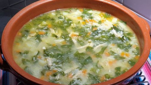 Sopa de champiñones y acelgas con pollo de 130 Kcal