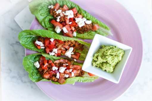 Tacos sencillos de lechuga con carne molida, queso fresco y guacamole