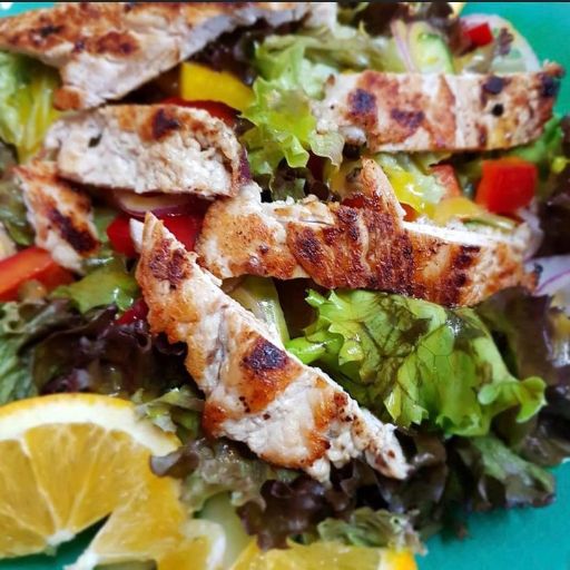 Pechuga de pollo al ajo con ensalada fresca