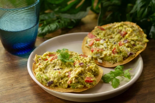 Tostadas de atún con guacamole de 166 Kcal