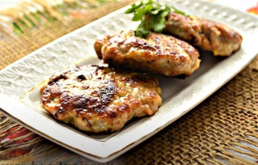 Hamburguesa de res con ensalada de chayote de 106.2 Kcal