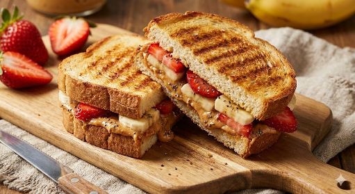 Sándwich de frutas con crema de cacahuate de 292 Kcal