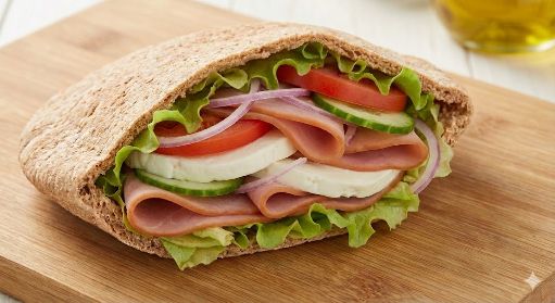 Pan árabe relleno con jamón y queso panela