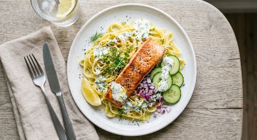Pasta con salmón y pepino con aderezo