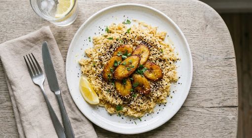 Arroz con plátano y ajonjolí