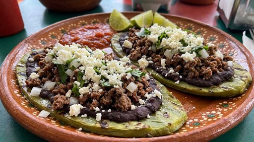 Huaraches de nopal con carne molida de res y frijoles