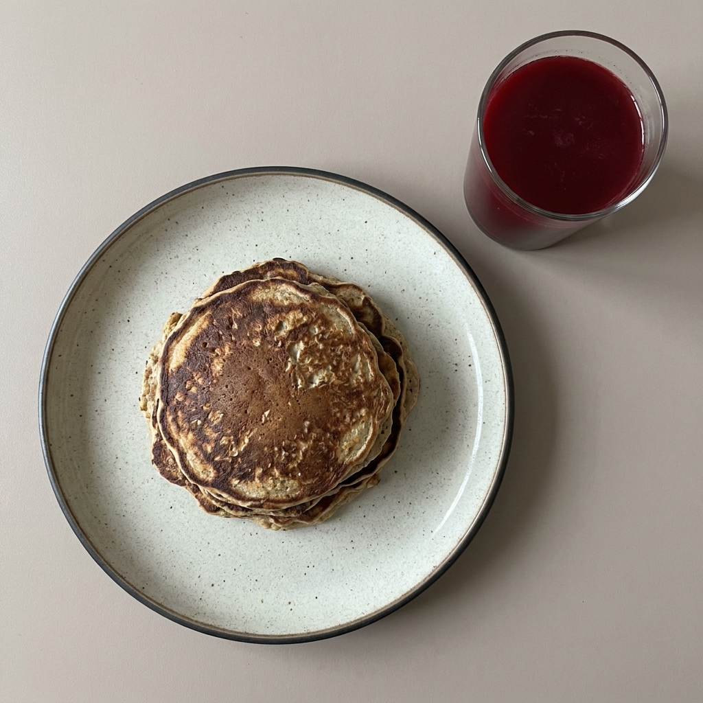 Hotcakes de avena y plátano, con jugo de betabel y naranja