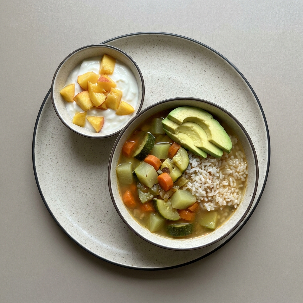 Sopa de verduras con arroz y aguacate, con yogurt y durazno de postre