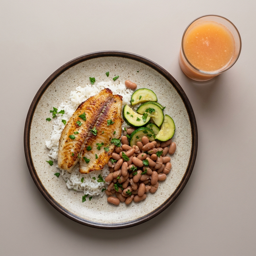Tilapia a la plancha con arroz, alubias y calabacitas, agua de papaya
