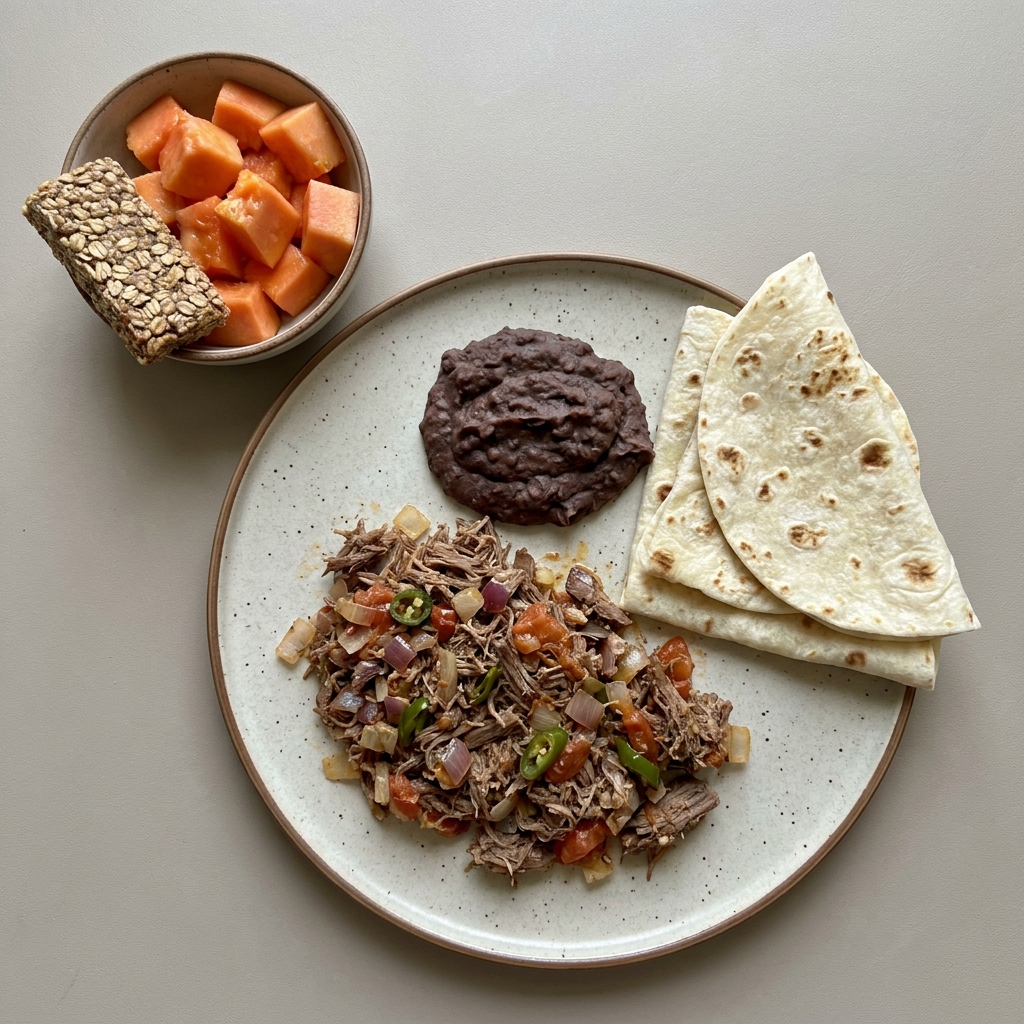 Machaca a la mexicana con frijoles refritos, con bowl de papaya y barra de avena