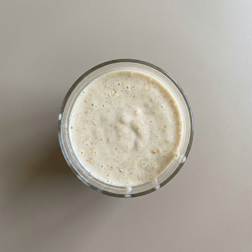Licuado de plátano con leche, avena, tofu y crema de cacahuate