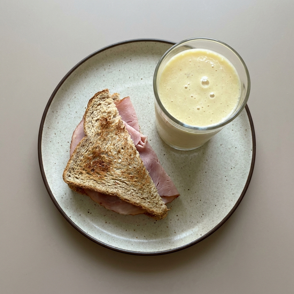 Sándwich de jamón con licuado de plátano