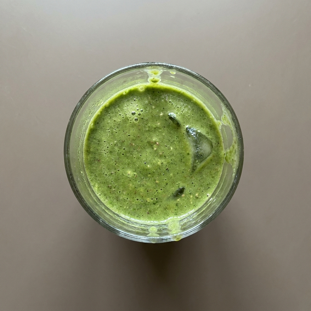 Licuado verde de espinaca con plátano, avena y linaza