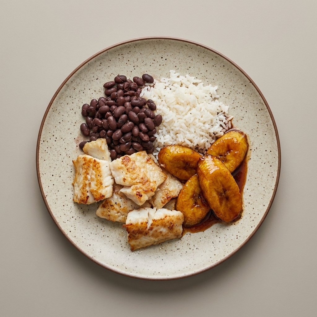 Pescado a la plancha con arroz, frijoles y plátano macho al piloncillo