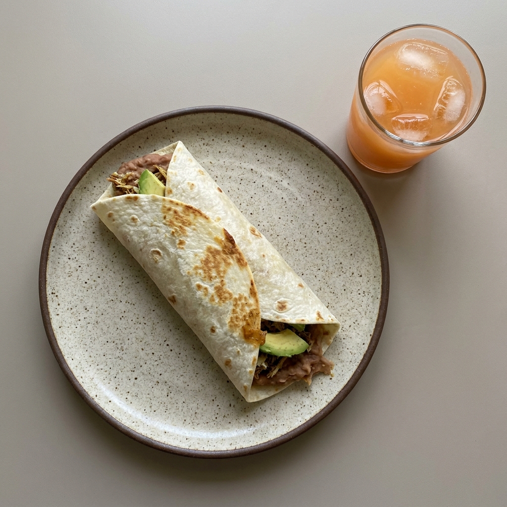 Burrito de frijoles con machaca y aguacate, con agua de melón
