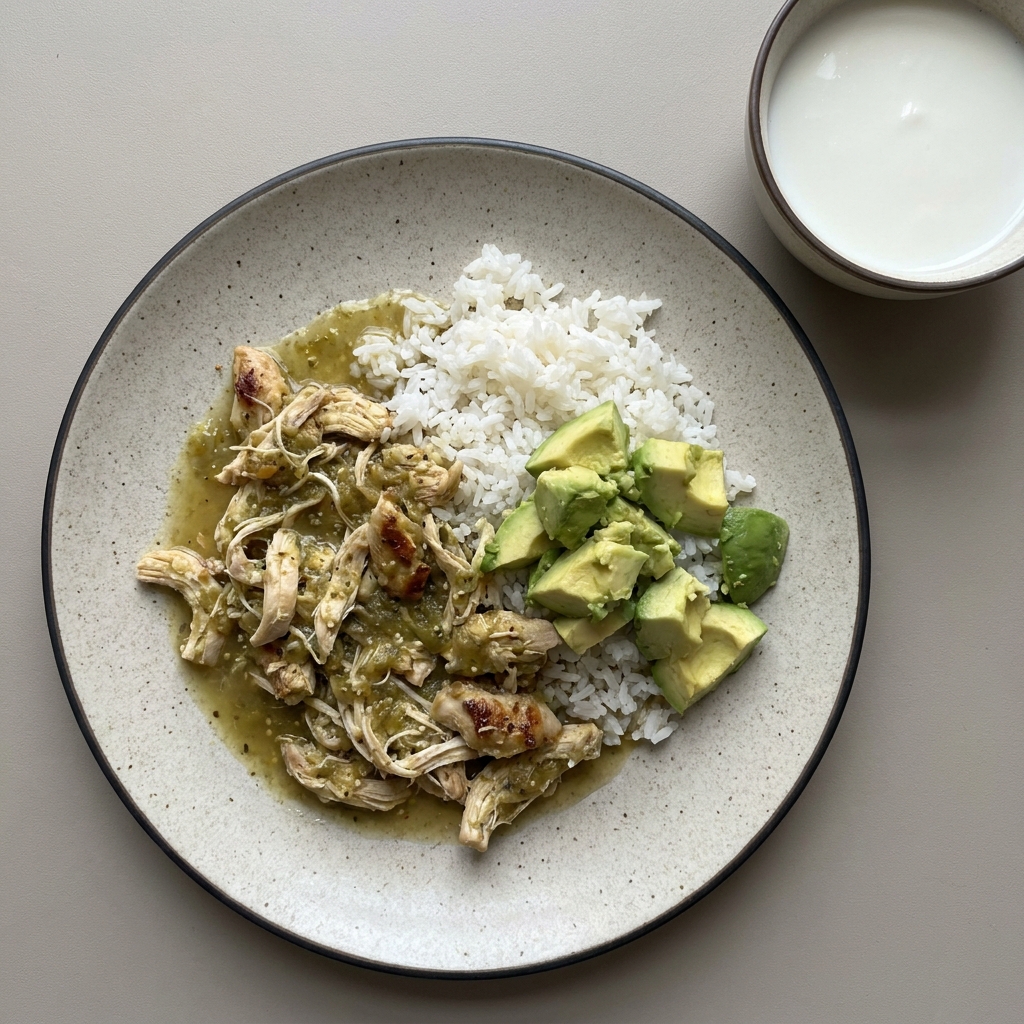 Pollo deshebrado en salsa de tomate verde con arroz y aguacate y gelatina de postre