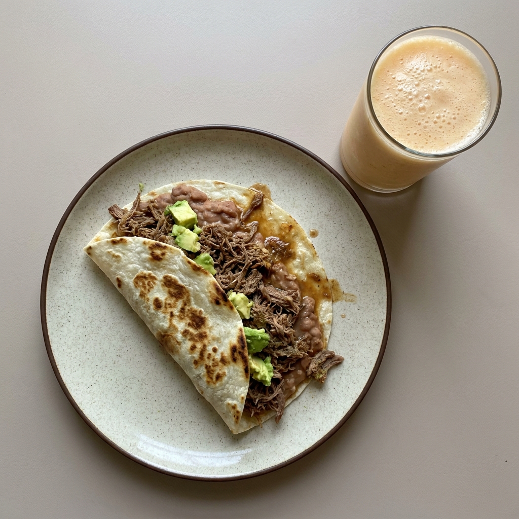 Burrito de machaca con frijoles y aguacate, con licuado de melón